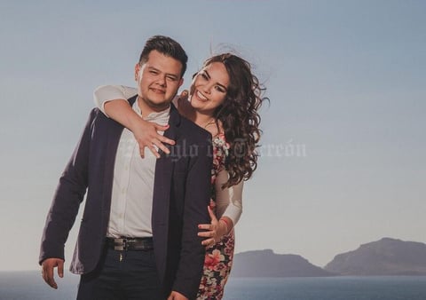 17062017 Karen Estefanía Villalobos López y Roberto Ezequiel González González contraerán matrimonio por lo civil en la ciudad de Mazatlán, Sinaloa. Posteriormente se ofrecerá la recepción nupcial en la terraza del Hotel Ramada Resort acompañados de familiares y amigos.