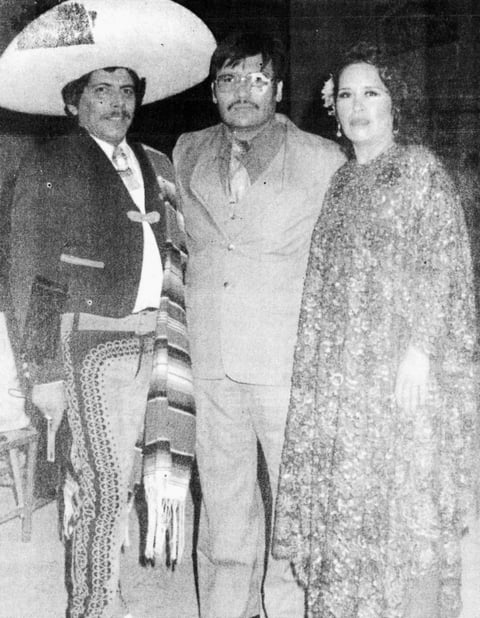 18062017 Dueto lerdense formado por Toño y Lupe (f), participantes del 75 aniversario de Torreón. Los acompaña el locutor Antonio Lozoya Pérez de XETOR “Radio  anchito”.