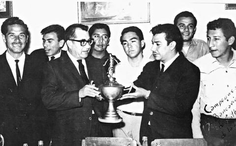 18062017 Festejando el Campeonato de Futbol Bancario ganado por el Banco
Agrario de La Laguna. Alfredo Sepúlveda, Jaime Hernández, Jorge Valdés, José Meléndez, Inocente Leal (f), Alejandro Máynez y Raúl Valgos.