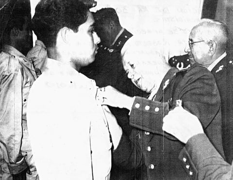 18062017 Graduación de la 30a. antigüedad de paracaidistas. En la foto, se aprecia al Soldado de Fuerza Aérea Paracaidista, Roberto Ríos Favela, recibiendo las alas de
graduación a manos del General Roberto Fierro, Se-Eliseo Mendoza y Jesús Reyes. cretario de la Defensa Nacional. Diciembre de 1960.