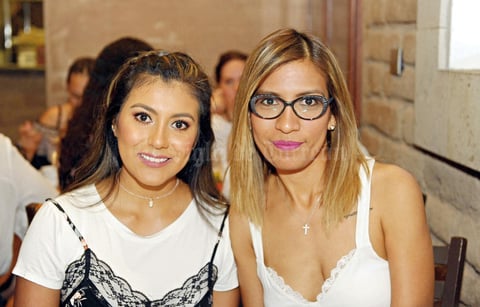 19062017 Felicitan a su amiga