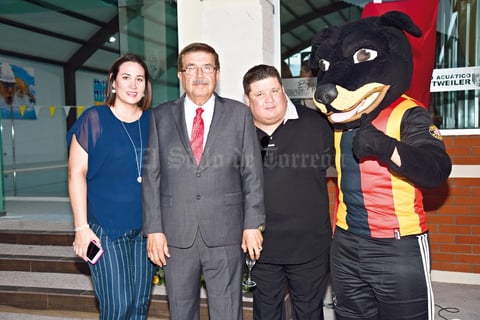 19062017 Consuelo Macías de Noyola, Carlos Noyola Cedillo, Carlos Noyola Cossío y la mascota 'Rotty'.