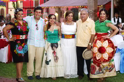 18062017 Amigas de Paquis con atuendos muy mexicanos