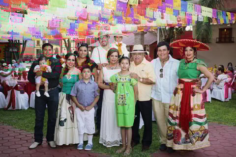 18062017 Paquis acompañada por su marido, hijos, yernos y nietos en el excelente festejo.
