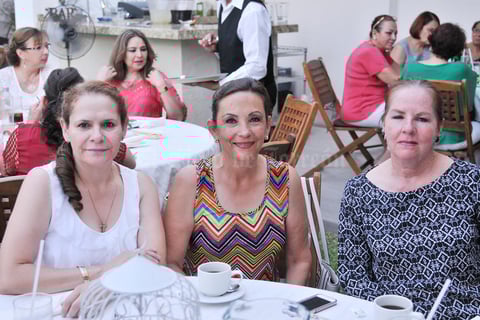 20062017 Martha, Mely y Muñeca.