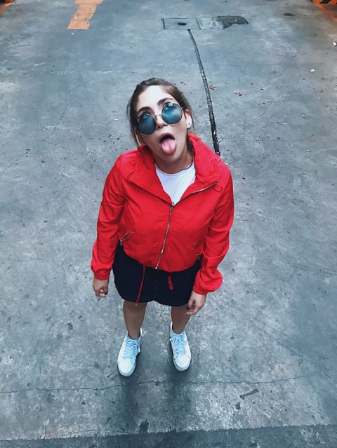 Nath, hermana de Pablo Campos, suele grabar covers para su canal de YouTube, aunque su fuerte son los videoblogs.