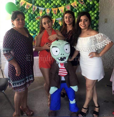 21062017 EN EL CUMPLE DE DANIEL.  Integrantes de la Familia Solís.