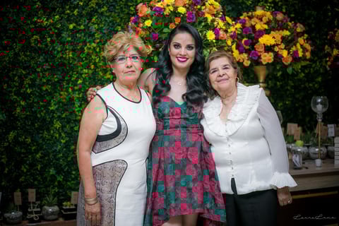 23062017 La novia y sus amigas posando para la foto del recuerdo.
