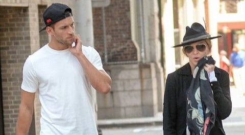 La cantante Madonna tiene un gusto por los hombres jóvenes. La cantante tiene una relación con Kevin Sampaio 28 años menor que ella.