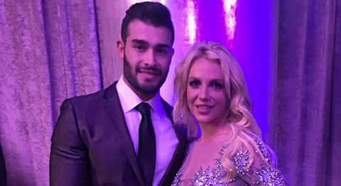 La cantante Britney Spears hace poco confirmó su relación con el modelo Sam Asghari, a quien le lleva 12 años de diferencia.