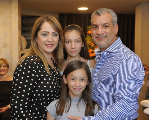 Alicia Cárdenas de Torres y Arturo Torres con sus hijas, Mariana y Ángela