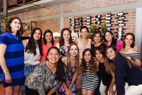 Mariana con sus amigas