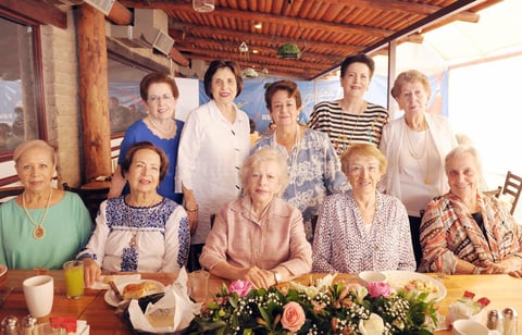 24062017 LA FOTO DEL RECUERDO.  Educadoras festejan 40 años de amistad.