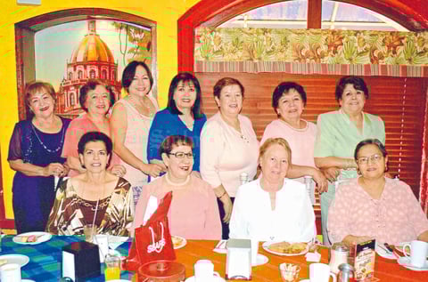 26062017 CELEBRA SU CUMPLEAñOS.  Ángeles, Socorro, Mayela, María Elena, Marce, Lety, Anita, Rosa Velia, Cuquita y Lety festejando el cumpleaños de Gloria.