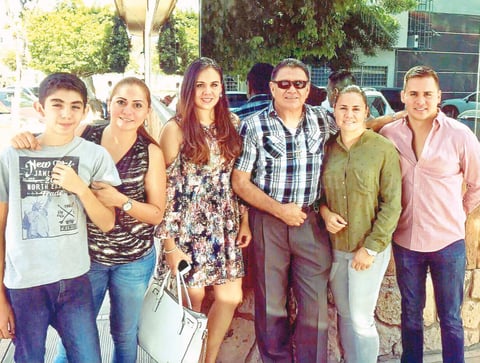 26062017 LO FELICITAN POR EL DÍA DEL PADRE.  Miguel Gómez Chavero con sus hijos y nieto: Santiago, Rocío, Sandy, Jessy y Miguel.