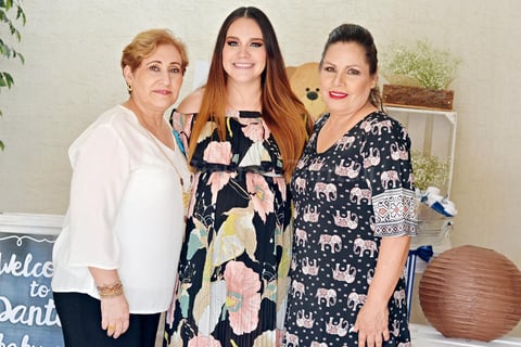 25062017 PRONTO SERá MAMá.  Mónica Cecila Corral en compañía de Claudia Elena y Norma Cecilia.