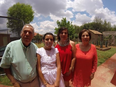 27062017 FESTEJO EN FAMILIA.  Eva Fernanda Varela Muñoz con su mamá, Cynthia Muñoz, y sus abuelos, José y Eva Muñoz.