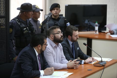 Sin embargo, el juez Saúl Álvarez resolvió que la extradición quedará suspendida hasta que se resuelva la primera petición, donde se señala a Duarte por desviar millones de pesos para adquirir bienes e inmuebles para su beneficio.