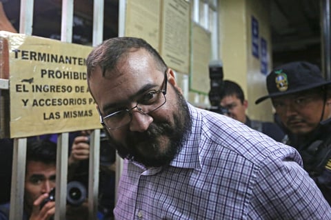 Con la barba crecida y una camisa a cuadros reapareció Duarte.
