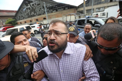 "Aquí estoy", dijo Duarte al ser abordado por los medios cuando llegó a los tribunales.