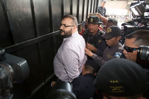 En medio de las fuertes medidas de seguridad, llegó a la Torre de Tribunales de Guatemala. Se le veía relajado, iluminado por los flashes de decenas de cámaras que captaron sus gestos y ademanes.