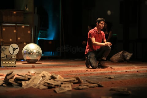 La obra es autoría del Laboratorio Teatro Línea de Sombra y cuenta con la dirección de Jorge Arturo Vargas Cortéz.