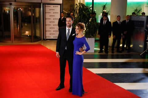 El jugador español Sergio Busquets y su esposa Elena Galera.