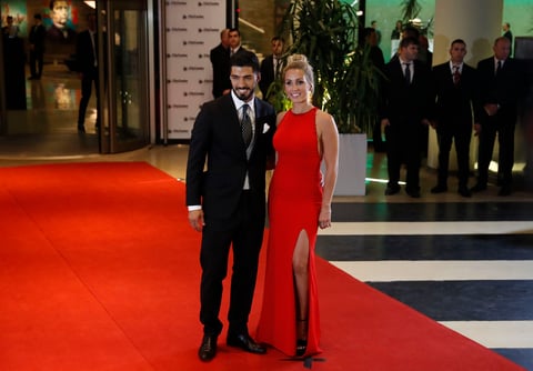 El jugador uruguayo Luis Suárez y su esposa Sofía Balbi.