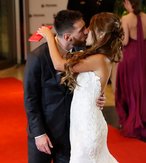 La boda en la ciudad argentina de Rosario ofreció en su antesala escenas que permitieron recordar los orígenes del futbolista, surgido de una familia de clase media-baja en esta ciudad y transformado en celebridad por su enorme talento con el balón.