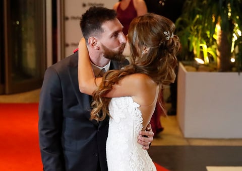 Tras años de postergaciones, Lionel Messi y Antonella Roccuzzo, su novia de toda la vida, se casaron ayer por la noche en Rosario, la ciudad argentina natal de ambos.