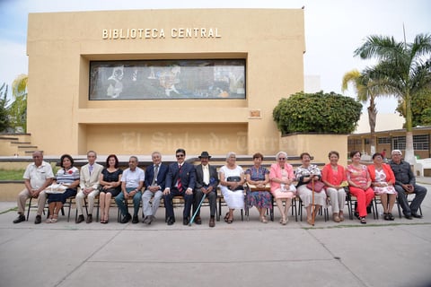 01072017 Profesores fundadores: Héctor Rodríguez, quien fue primer director de la Normal; Gilberto Yeverino, Guadalupe Martínez, Marcela Serrato, Socorro Godina, M. Guadalupe del R. Silva, Ismael Jiménez, Javier Olivares, Virginia Rivas, Raúl García, Socorro Gutiérrez, Rita Castorena y Víctor Chiw. Los acompañan las que serían las secretarías en esa época: Rosa García y Gloria Vidaña, así como la actual directora de la Normal, Dra. Ma. Elena Valadez.