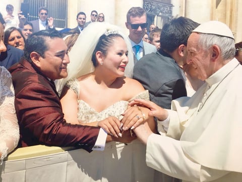 02072017 Juan Ricardo Castro Mesta y Mónica Gabriela Villareal Flores se casaron el pasado viernes 16 de junio en Monterrey, Nuevo León, y están de viaje de luna de miel por Europa. Asistieron a la audiencia general del Papa Francisco en Vaticano este miércoles 21 de junio, donde los saludó y les dio su bendición.