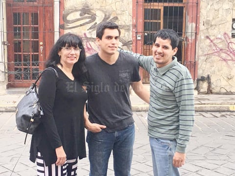 02072017 DE VACACIONES.  Irma, Julio y Ramón Betancourt en la Calle Xicoténcatl de Oaxaca.