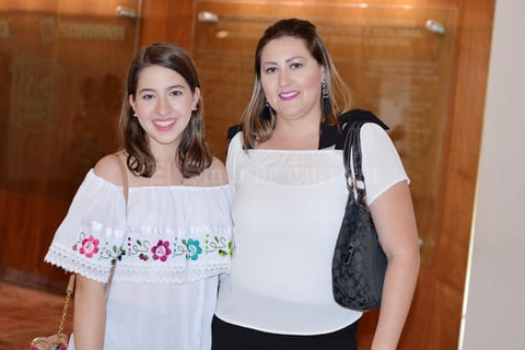 02072017 EN EL TEATRO.  Diana y Natalia.