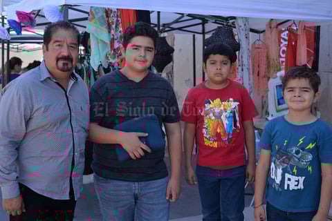03072017 EN FAMILIA.  Roberto Fernández acompañado de sus nietos.