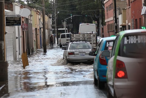 Según las autoridades, el abandono de basura en las calles es la principal causa de inundaciones en la capital.