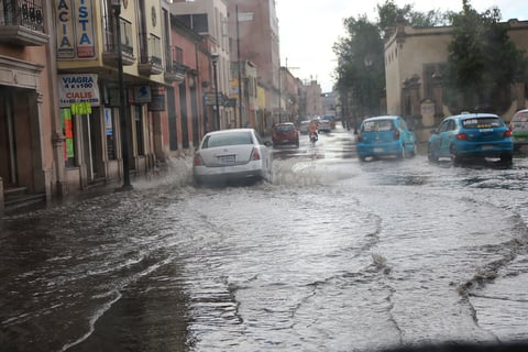 Según las autoridades, el abandono de basura en las calles es la principal causa de inundaciones en la capital.