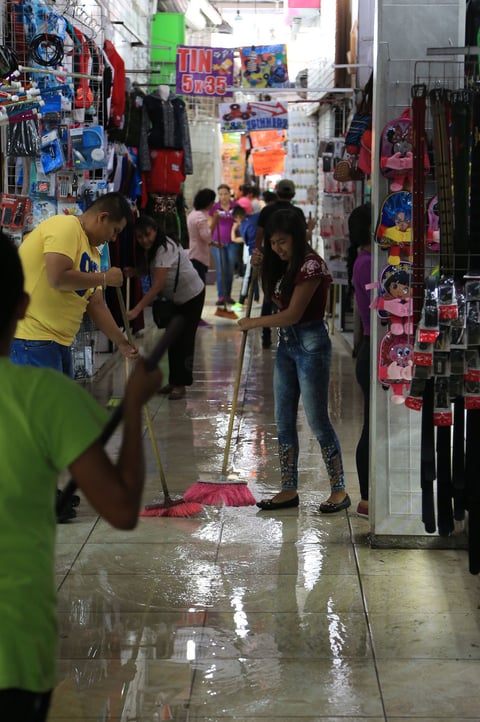 El alto flujo de peatones, la intensa actividad comercial y la falta de cultura en ambos sectores, es motivo de problemas cuando de lluvias se trata.