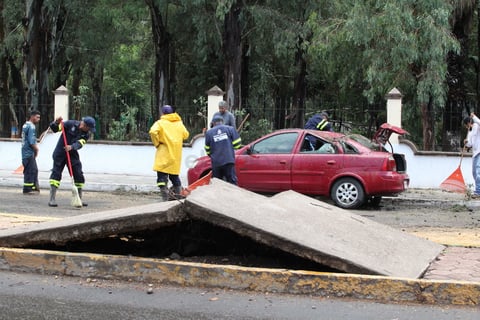 Muchos problemas como el levantamiento de lozas en camellones se presentaron en algunos puntos de la ciudad.