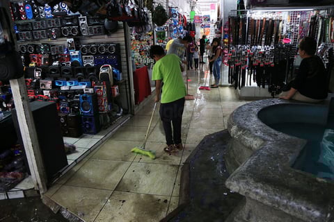Cada lluvia intensa, los alrededores del excuartel Juárez sufren por encharcamientos severos.