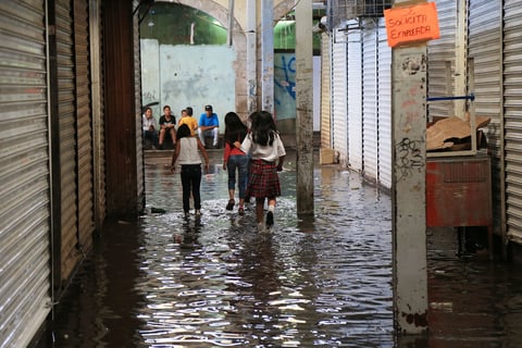 El alto flujo de peatones, la intensa actividad comercial y la falta de cultura en ambos sectores, es motivo de problemas cuando de lluvias se trata.