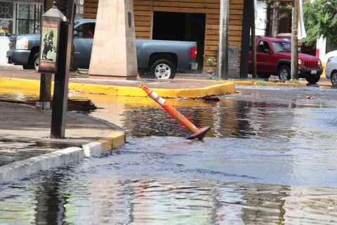 Según las autoridades, el abandono de basura en las calles es la principal causa de inundaciones en la capital.