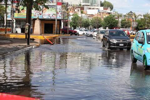 Según las autoridades, el abandono de basura en las calles es la principal causa de inundaciones en la capital.