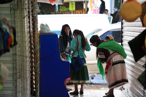 El alto flujo de peatones, la intensa actividad comercial y la falta de cultura en ambos sectores, es motivo de problemas cuando de lluvias se trata.