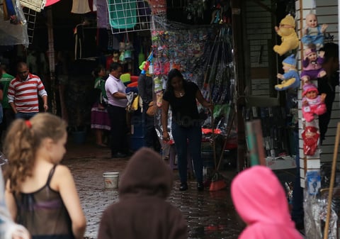 Cada lluvia intensa, los alrededores del excuartel Juárez sufren por encharcamientos severos.