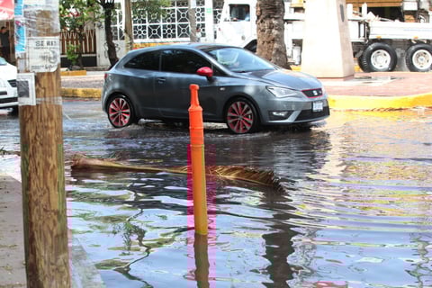 Según las autoridades, el abandono de basura en las calles es la principal causa de inundaciones en la capital.