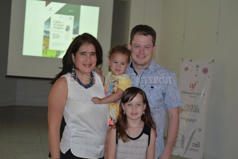 06072017 EN FAMILIA.  Idoia Leal y Hans Kamp con Ainhoa e Isabel.