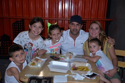 07072017 Miguel, Zoyla y sus hijos.