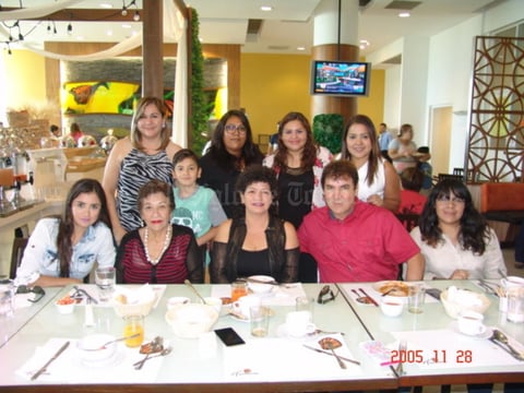 06072017 Blanca Irma con Gerardo, Isela, Claudia, Caro, Ana, Nataly, Sarahí, Elvira y Mario.