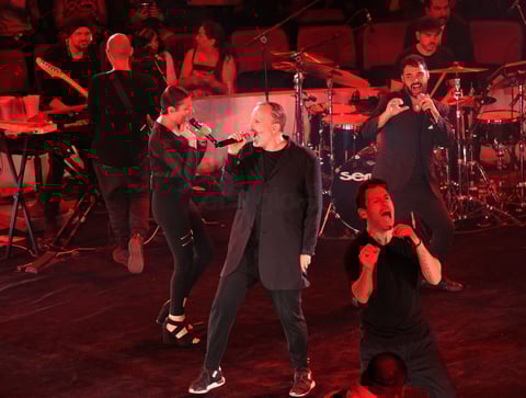 Vestido completamente de negro, Miguel Bosé salió al escenario.